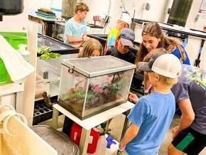 Becca 狐狸 works with young students in aquatics lab