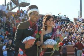 Rosa Reyes, left, and 约书亚麦基, right, smile while being crowned Homecoming king and queen