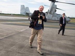 LR alumni on an airport runway with a secret service agent.