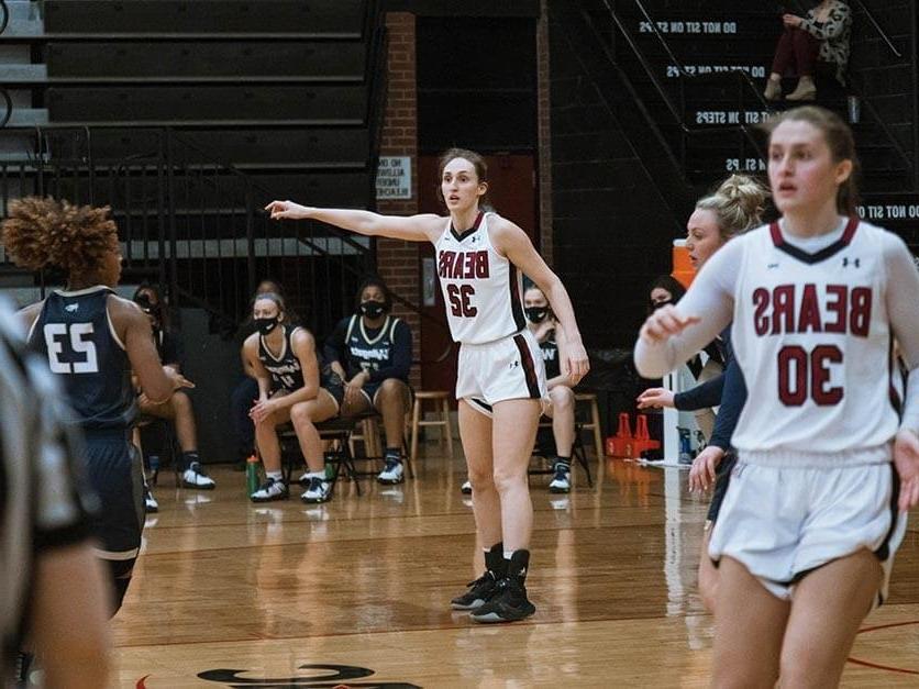 Olivia 纳恩 directs the defense for LR's women's basketball team.