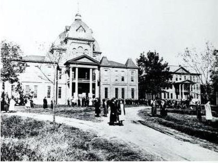 Black and white archive photo of a campus building from early 1900s